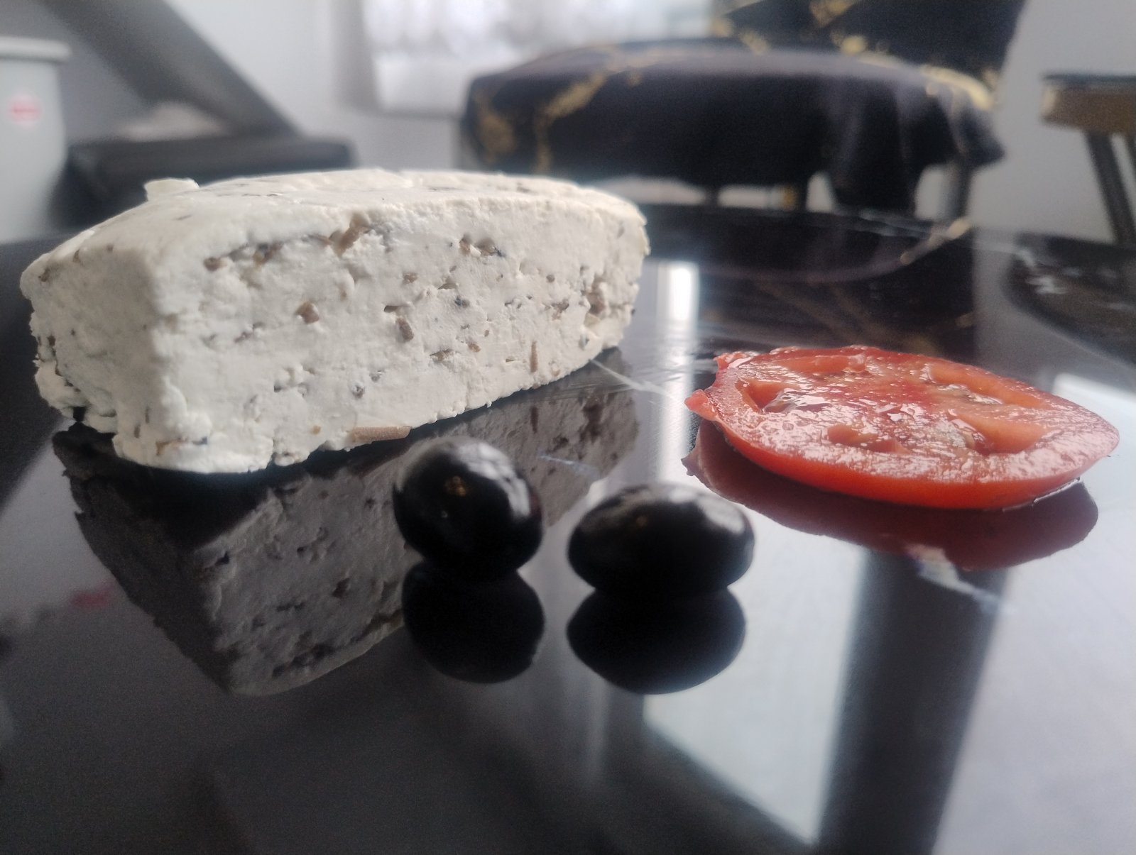 Краве сирене с трюфели — продуктово изображение